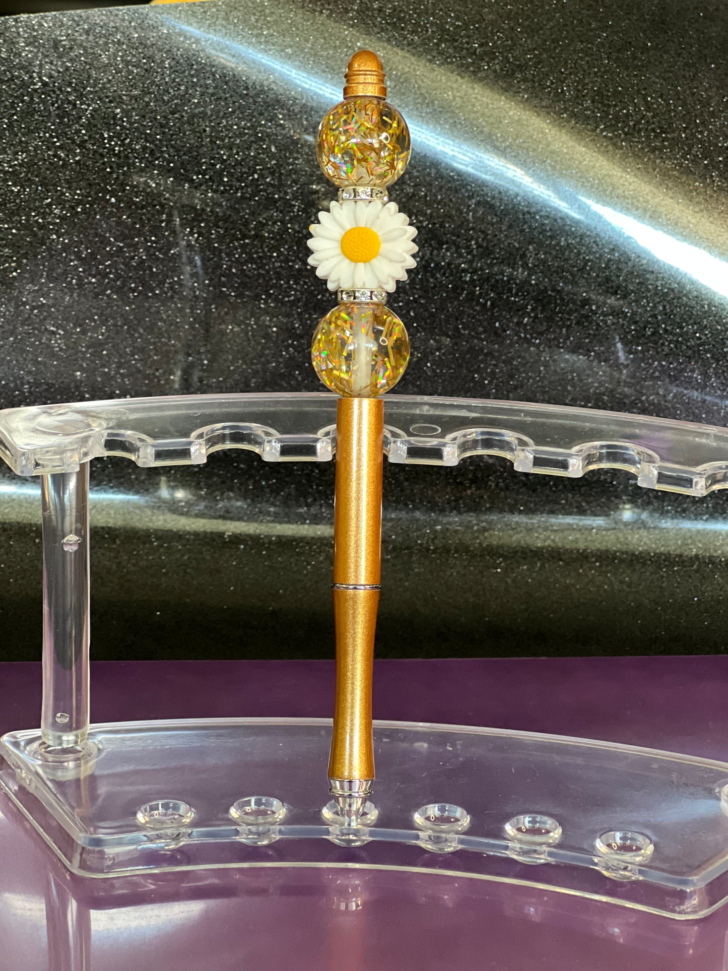 Gold pen / white daisy ￼